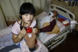 父亲瘫痪，15岁女孩扮"牛"让人骑，被醉汉扇耳光，养活一家五口人图片