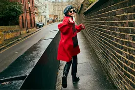 许晴的美是穿出来的，“红+蓝”穿出冬日暖甜气质，倒像是25的人图片