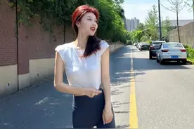 今夏流行的“瑜伽裤+拖鞋”，洋气百搭又舒适，配T恤简直太好看图片