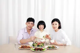 母亲节我请婆婆吃饭，舅舅全家来蹭饭，结完账，老公拿出了二维码图片