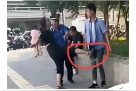 “贵人”啊！司机被女的踢命根、男的扇耳光！终于躺平了图片