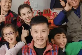 刘和刚携父母搬家一家十口罕露面，小10岁老婆惊艳，俩娃颜值似爸图片