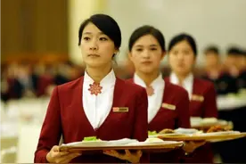 人民大会堂服务员四年换一次，却没有北京人，领导透露：忍痛割爱图片