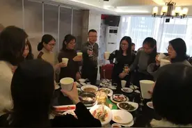 公司8女2男聚餐，男A女免，结账时男同事怒了：每次都来骗吃骗喝图片