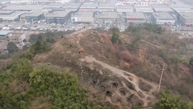 重庆永川闹市边发现一处奇观，山坡全被掏空，到处是窟窿