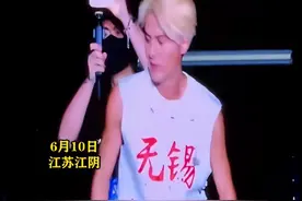 散装江苏坐实了！歌星吴克群江阴演唱会，被观众逼迫脱掉无锡衣服图片