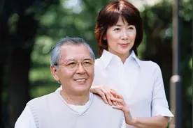 退休之后才明白，和儿女交往时，该装就装图片