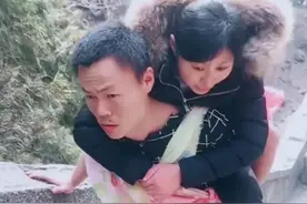 山东21岁女孩为爱翻墙私奔，不幸摔成瘫痪，小伙不离不弃照顾14年图片