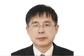 《易经》坤卦“上六：龙战于野，其血玄黄。”解读图片