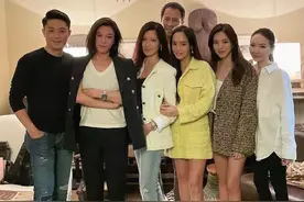 霍建华与富婆们聚会，贴脸合影超亲密，被贵妇搂胳膊拍照不避嫌图片