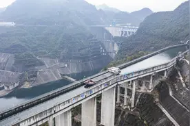 贵州悬在天上的水运航道，货船犹如空中飞行，到底如何建设的图片