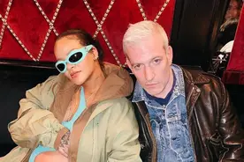 准妈妈蕾哈娜夜晚赴派对，手捧无遮挡孕肚很骄傲，“肚皮线”清晰图片