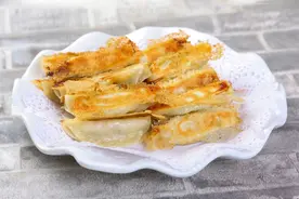 西葫芦馅的锅贴，金黄酥脆，清香爽口，咬一口爆汁，孩子吃十多个图片