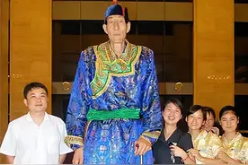 中国第一巨人高2米36，不顾医生反对执意生子，今儿子身高1米7图片