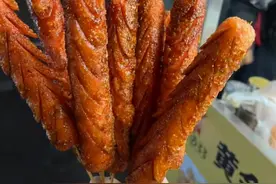 继秋天的奶茶后，“10根烤肠”又走红了，福州摊位老板忙个不停图片