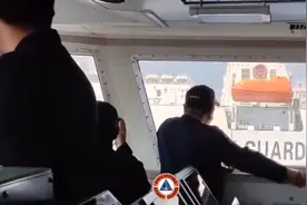 黄岩岛现罕见一幕！中国海警船3305停留，菲船掉头就跑，这效果好图片