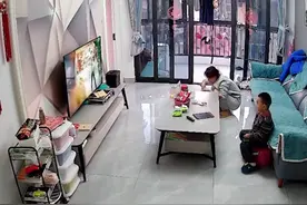浙江一男孩随手一扔，电视被砸花屏，妈妈祭出眼神杀：第3台了图片
