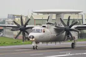 台军预警机冲出跑道毁坏，按美军兵棋推演，其生存时间不到一小时图片