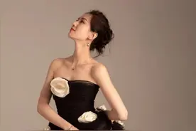 刘诗诗立冬写真造型封神！穿高定抹胸玫瑰裙，美背不拔火罐可惜了图片