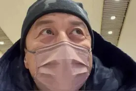 李亚鹏机场接女儿回国！16岁李嫣全程冷漠不理老爸，不见王菲身影图片