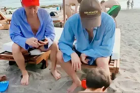 具俊晔带大S儿子海边玩耍，“父子”相处和谐！汪小菲又要上头了图片