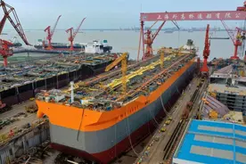 这就是中国实力，用超大龙门吊组装超级油轮，美国无法办到图片