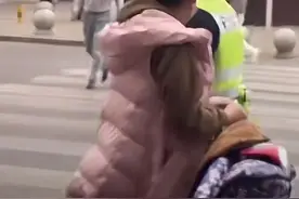 交警查电动车，发现骑车是孕妇后转身离开！网友：这才是文明！图片