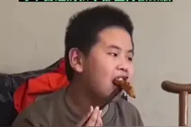 孩子终于考了60分及格了，爸爸仪式满满摆席庆祝，每个普通的孩子都值得被鼓励图片