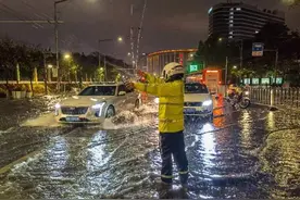 大雨滂沱的周末，广州交警在行动图片