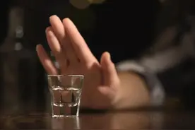 “刚刚阳康，过年到底能不能喝酒？”图片