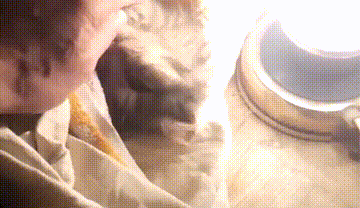 小猫被冻成了“冰雕”,无奈地定格在雪地里:有人来帮帮我吗?