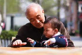 为什么孩子越大，越不喜欢跟奶奶亲近，原因有三个图片