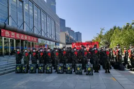 我市135名新兵应征入伍启程奔赴军营图片