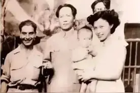 毛主席和乔冠华等人的合影，那个美女好有魅力，她是谁？图片