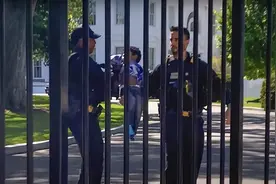 白宫突发！幼童钻进白宫触发警报，被特工当场控制……图片