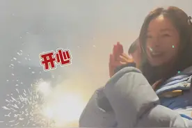 沈梦辰带杜海涛回老家过年，坐在角落避同框，不秀恩爱却很体贴图片