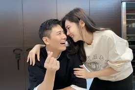 于晓光风波后，首次与秋瓷炫合体秀恩爱，亲吻比心相依偎甜蜜如初图片