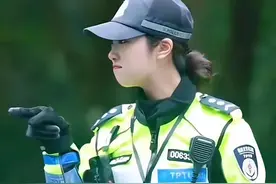 交警李语蔚袁雨佳被盯上了！现实版的兔子警官，司机排队开罚单图片