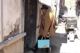 山东：6旬老人过年回已故父母老宅，物是人非，他忍不住失声痛哭图片