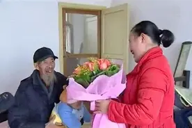 11年前，湖南女孩主动表白68岁老头，结婚后生下一子，如今怎样？图片