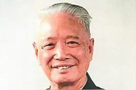 1992年邱会作来访北京，受战友之邀赴宴，席间张震称其“老同学”图片