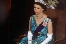 英国女王26岁即位，如今95岁还神采奕奕，快乐的童年是她的底气图片