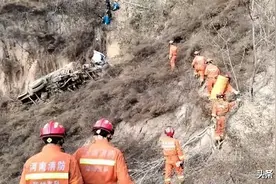 “狂飙”！郑州一洒水车刹车失灵坠入悬崖！图片