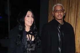 76岁雪儿官宣男友，认爱36岁的黑人鲜肉，“他把我宠成女王”图片