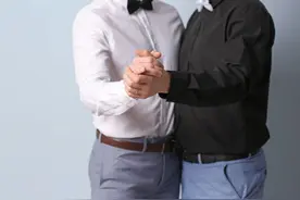 男同性恋的妻子自述：被欺骗蒙蔽，成为婚姻和生孩子的工具图片