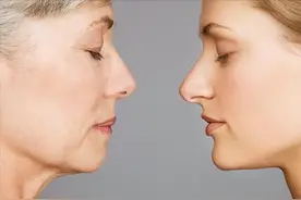 “长期化妆”和“长期素颜”，3年后皮肤差距有多大？看着很明显图片