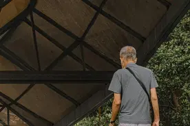 父亲离世后，我时常悲伤困惑，如今终于有了答案图片