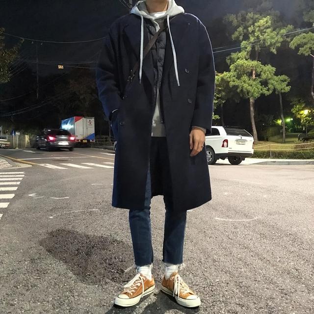 讲真,"黑色大衣"才是2022年冬季的百搭款,45岁男人穿更时髦