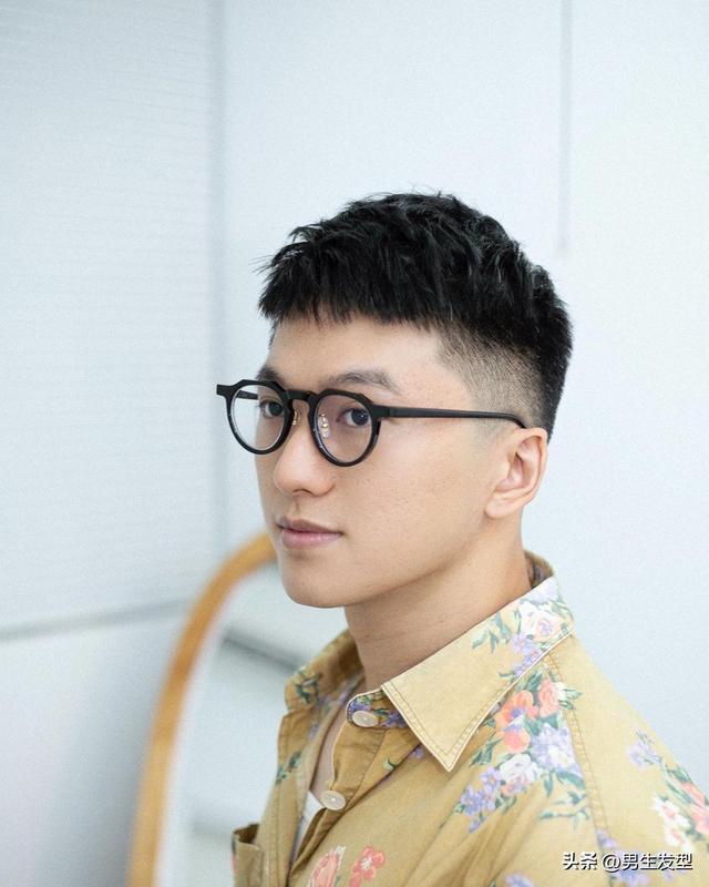 试试这14款,帅的不后悔(男生额头高头发少适合什么发型) - 冷求网