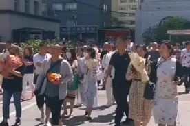 【视频】中考结束，太原十二中考点敞开校门打开喷泉与家长迎接走每一个出考场的考生图片